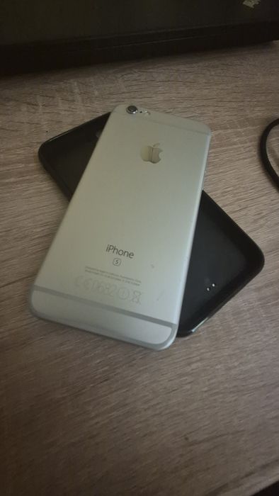 iPhone 6s 64GB + Etui i Kabel