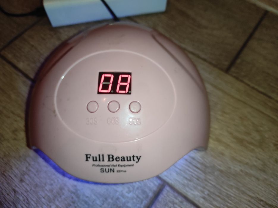Лампа для маникюра работает без электричества