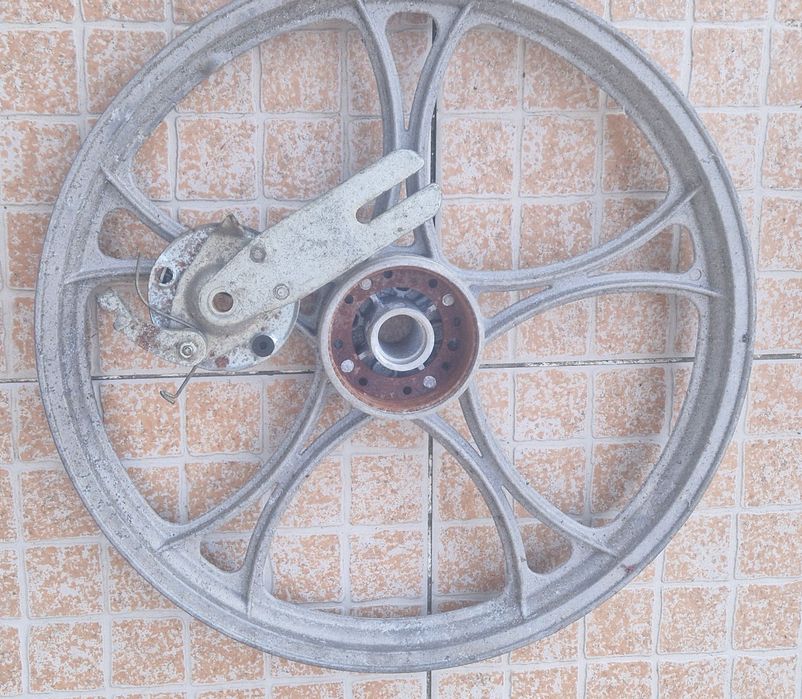 Jantes em alumínio para Peugeot 103. O preço é negociável.