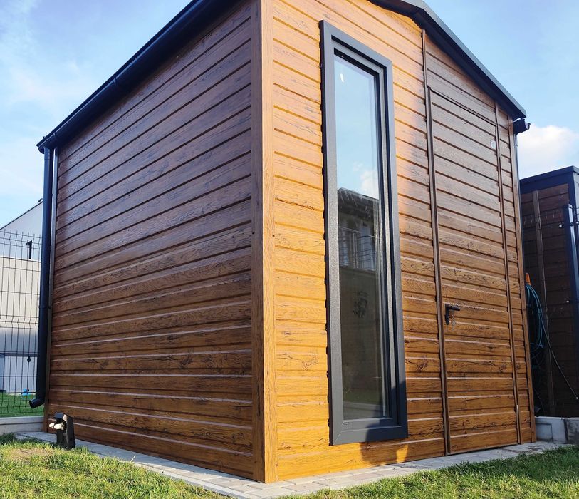 Nowoczesny Domek Drewnopodobny z Dużym Oknem