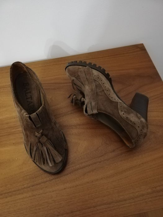 Sapatos altos com salto de 7,5cm em camurça castanha, tamanho 37.