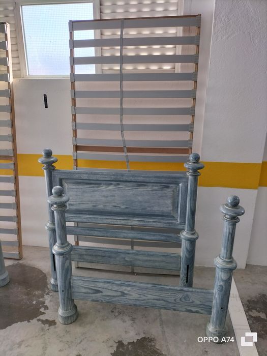 2 Camas de solteiro + mesa cabeceira