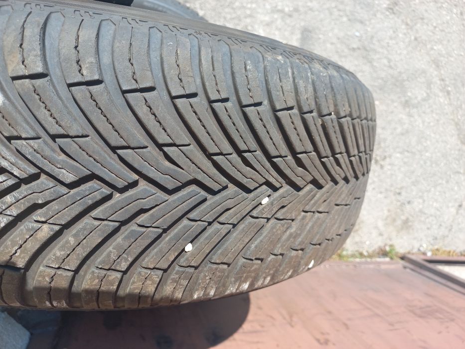 Opony  Pirelli wielosezonowe 215/60r16 z 2024roku