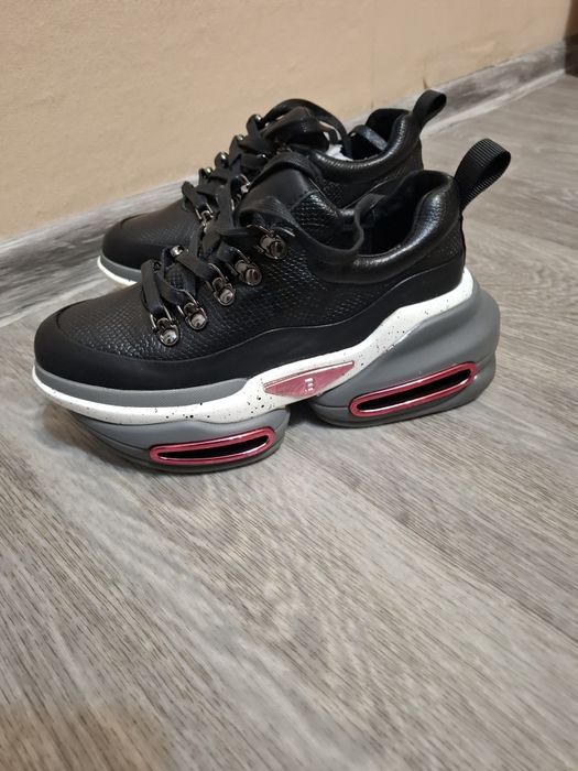 Кросівки.  шкіряні