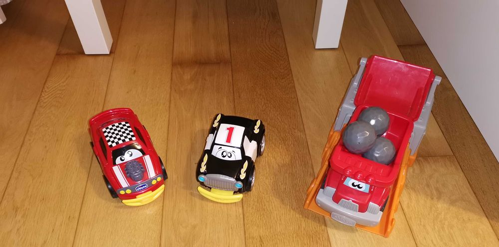 Dois Turbo Touch Crash Car e um camião com estação de carga da Chicco