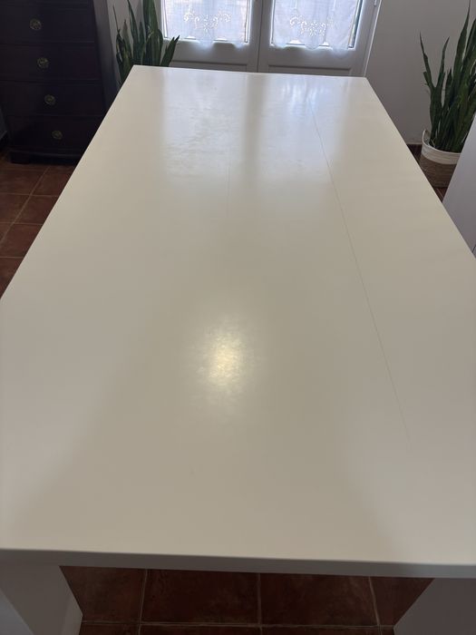 Mesa branca de sala de jantar