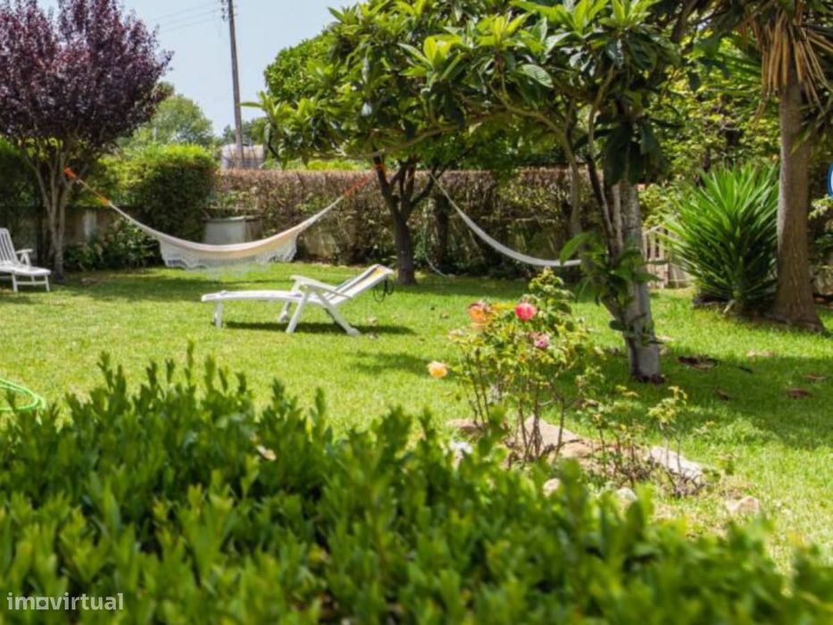 Quarto - localizado em Parede Lisbon