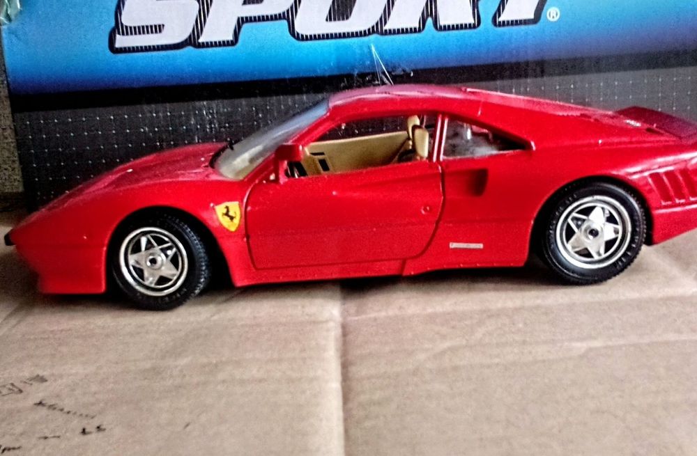 Ferrari 288 GTO  Bburago масштабом 1:18.