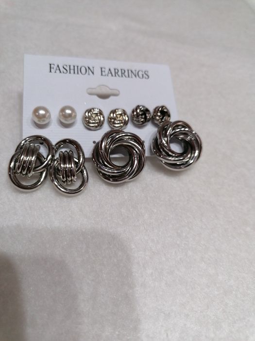 Brincos em metal dourados e prateados