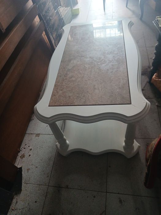 Mesa de centro com pedra marmore mede 92 x 53 x44