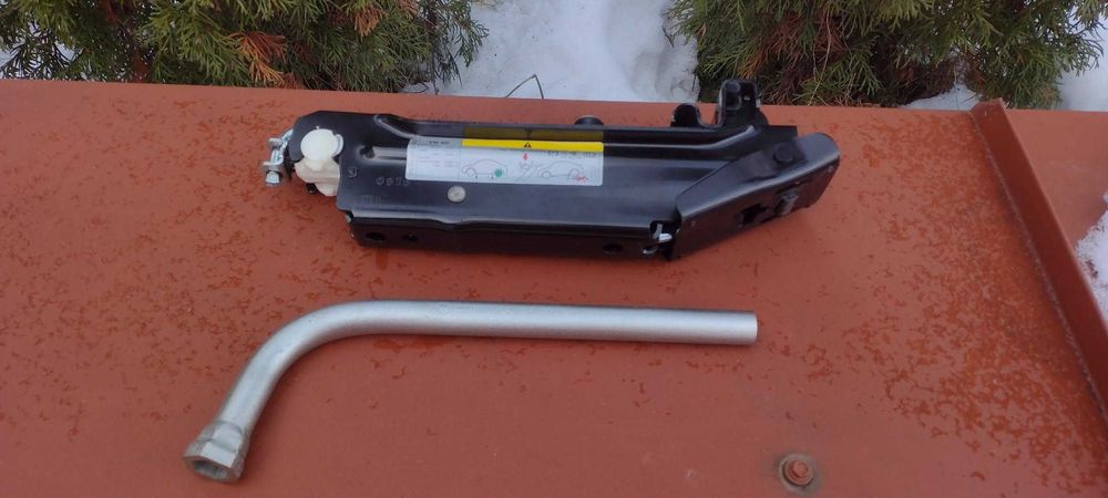 Lewarek podnośnik VW Skoda Audi Seat + klucz 17mm  ORYGINAŁ!!!