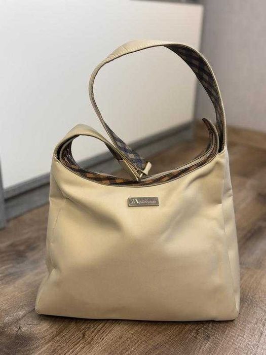 Бежева сумка-хобо від бренду aquascutum Aquascutum