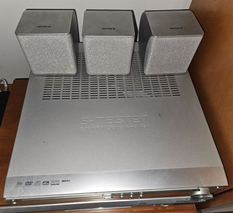 Vendo uma aparelhagem  de cinema em casa completa.