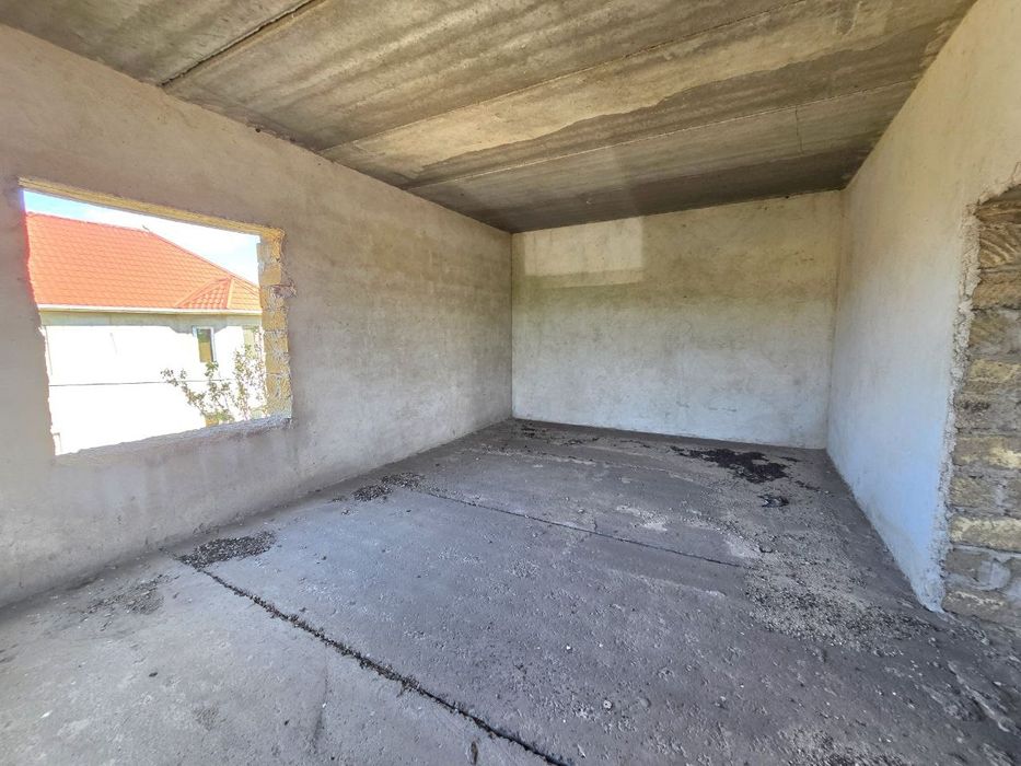 крепкий дом. толстые стены. госакт. все коммуникации