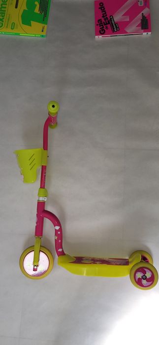 Trotinete Infantil 3 Rodas Rosa/Verde com Cesta
Vendo trotinete infantil de 3 rodas, ideal para crianças, com cesta frontal porta-objetos.