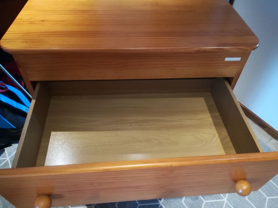 Cómoda em madeira clara de alta qualidade