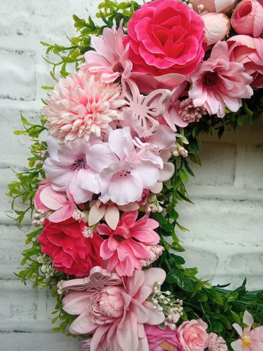 Dekoracyjny wianek na drzwi z motylkami