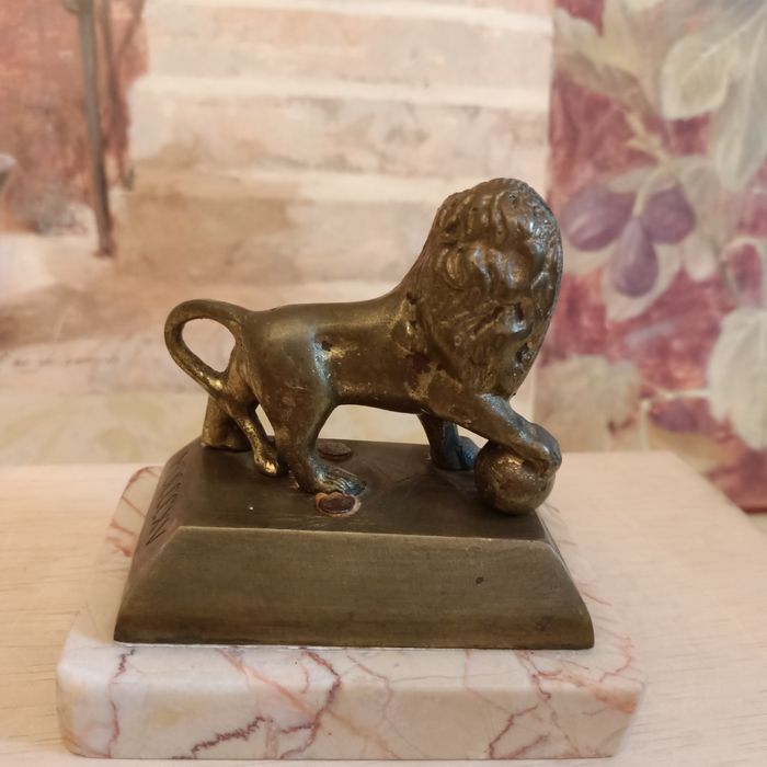 Zabytkowa rzezba,statua Lwa (Lion),z mosiądzu na marmurze.