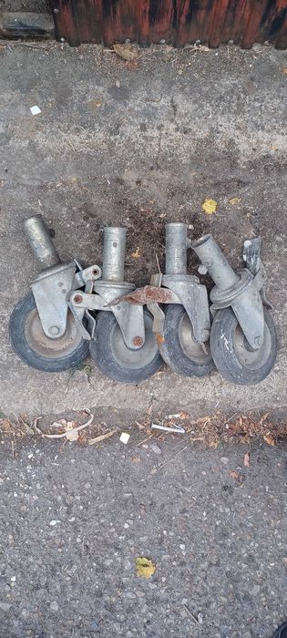 Nivelador e rodas de andaime