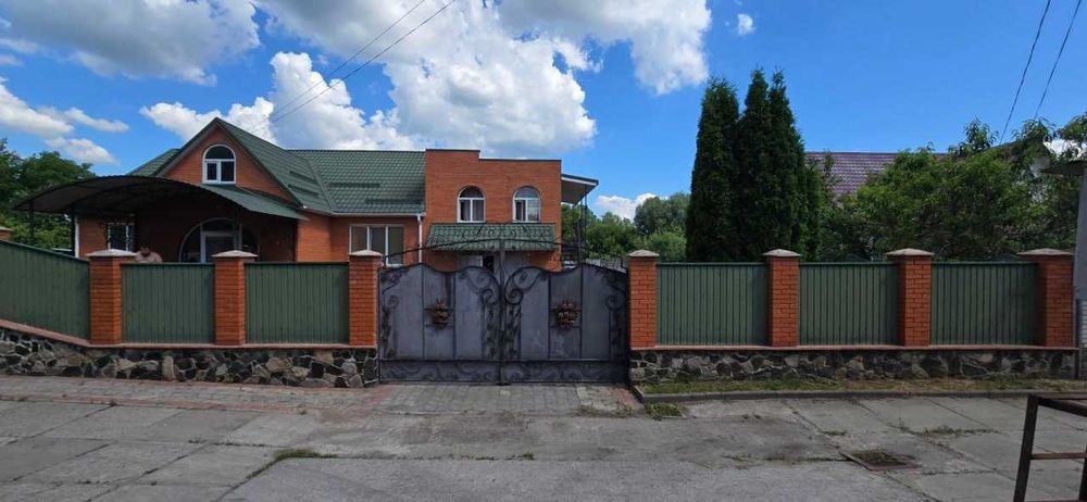 Одноповерховий цегляний будинок 117.3 м², 22 сот, басейн, 2 гаражі