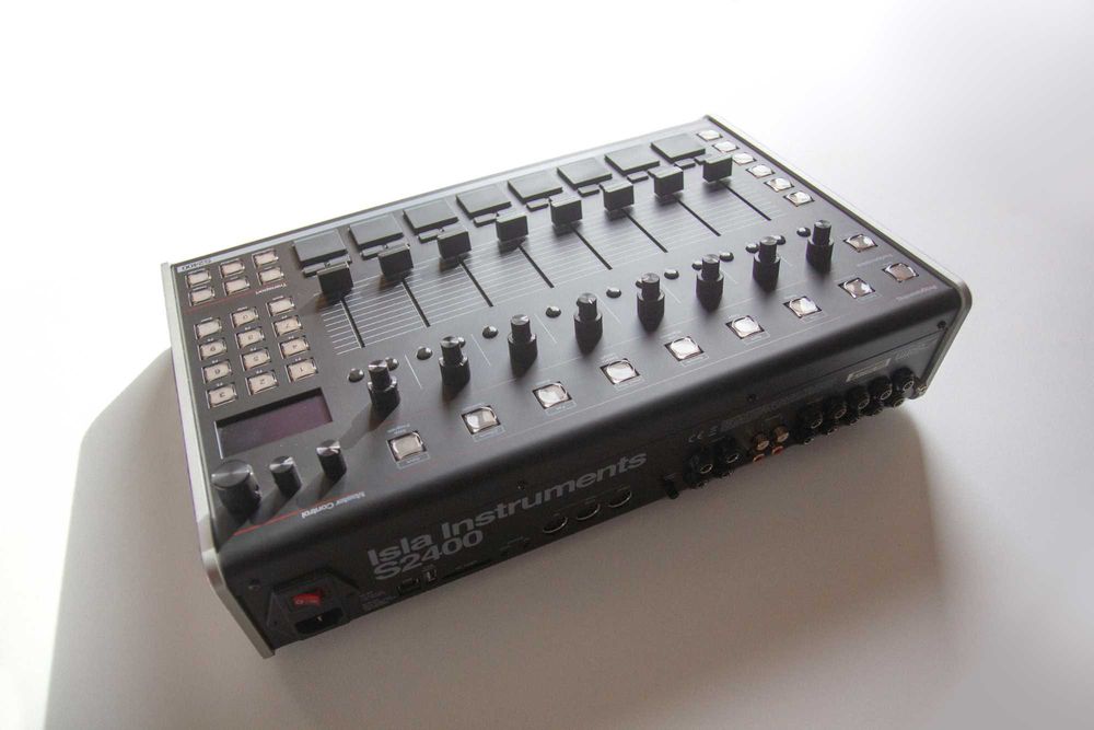 Isla Instruments S2400 (Sampler emulador da SP1200)