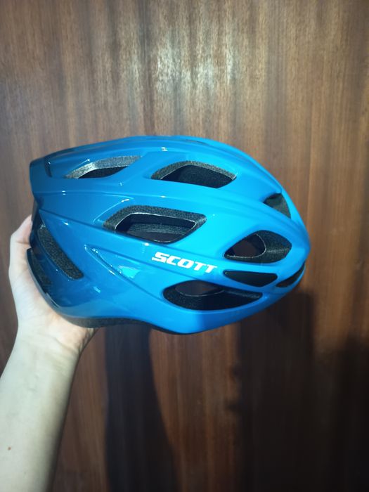 Capacete de ciclismo da marca Scott (L)
