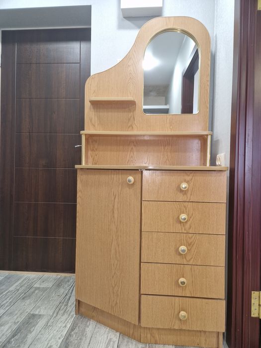 Зручний та вмісткий комод із дзеркалом
