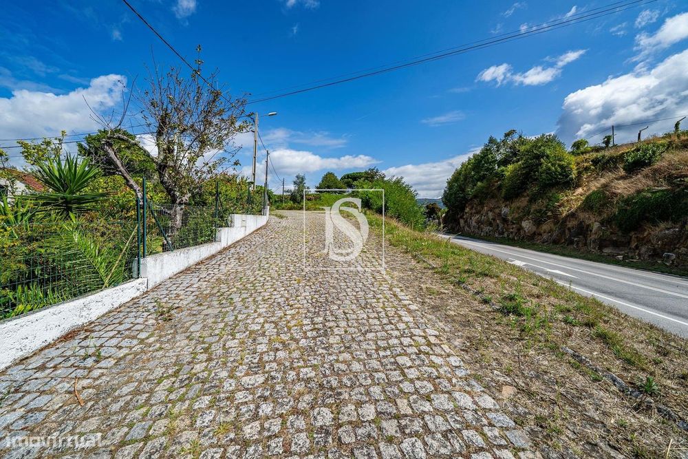 Terreno com 1381 m², junto ao Rio Minho, em Vila Nova de Cerveira