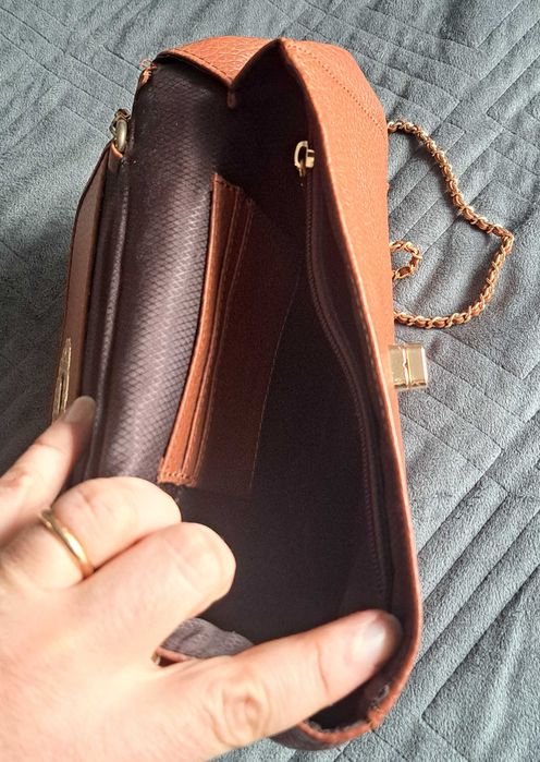 Bolsa/Carteira com Aba e Fecho Metálico - Castanha