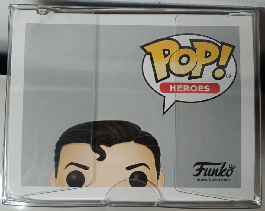Funko Pop! Superman #251 - Specialty Series (80 Years) + Protetor
