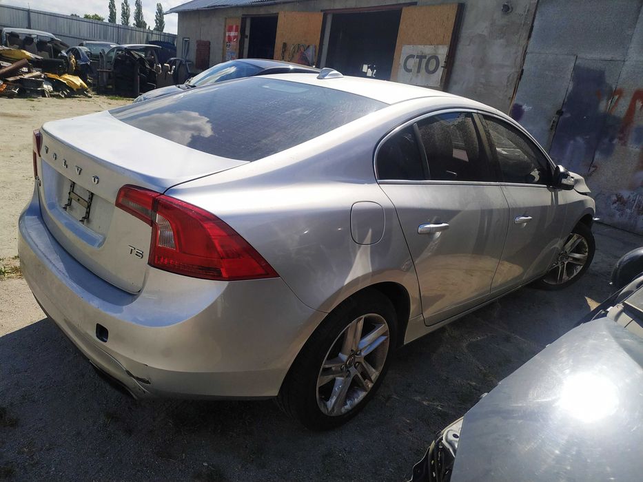 Volvo S60 розборка запчастини шрот
