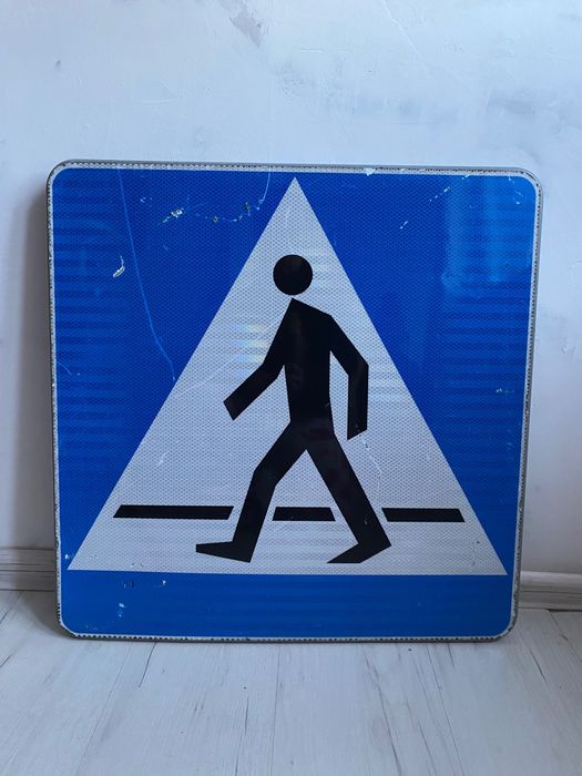 Stary metalowy znak drogowy przejście dla pieszych