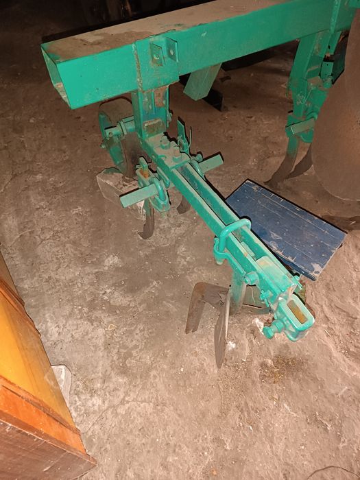 Культиватор трьох рядний.