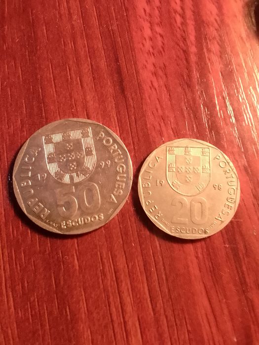 Duas moedas de 50 escudos e a outra é de 20 escudos pessoal  coleciona