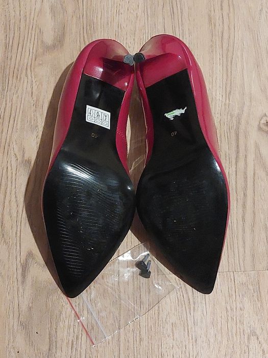 Czerwone skórzane szpilki