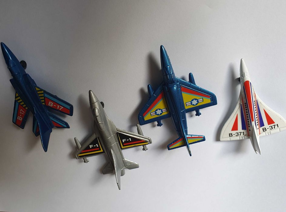 4 pequenos aviões de combate, em metal, sem marca - Anos 80