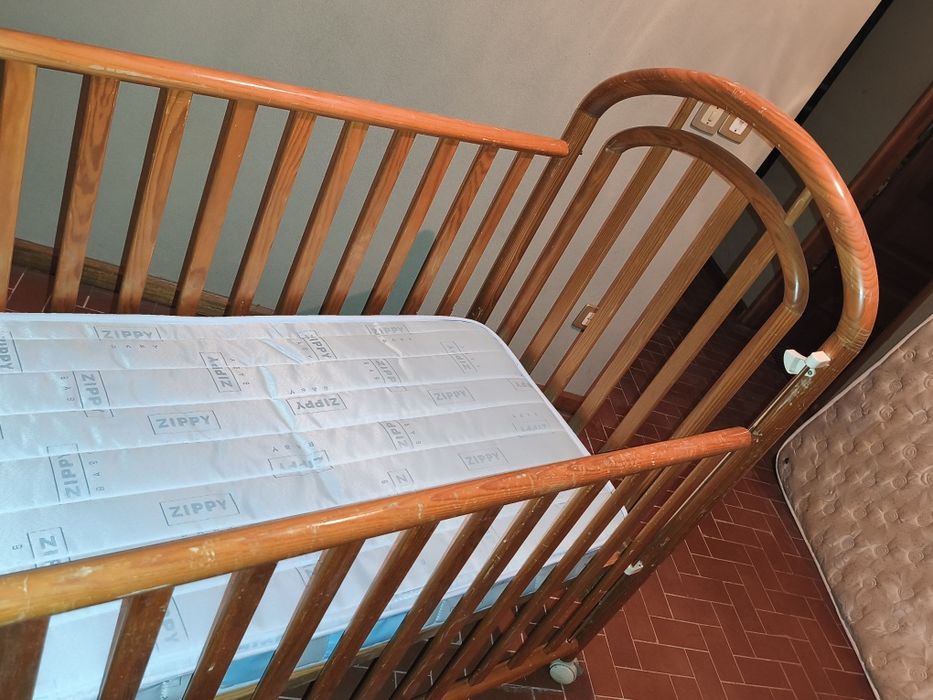 Cama de bebê com grades