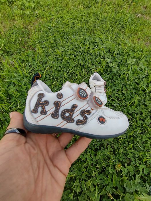 Białe buciki dla chłopca lub dziewczynki