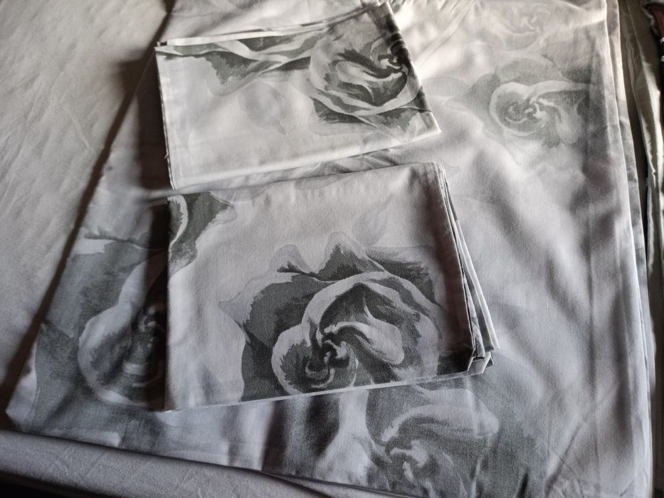 Dwa ładne komplety pościeli.