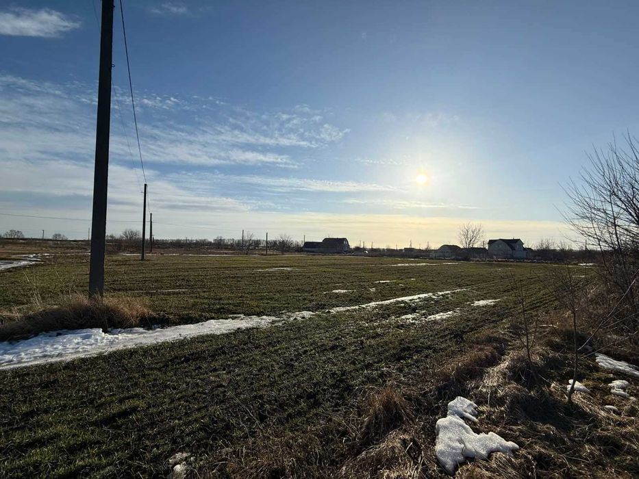 Продам ділянку в смт Літин .Рівна під житлову забудовуПоруч світло газ