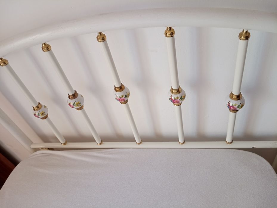 - Cama de Ferro + Estrado + Colchão ortopédico + mesas de cabeceira