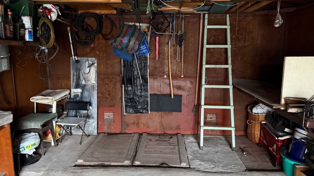 Продам гараж на ул. Паустовского с  инструментами!