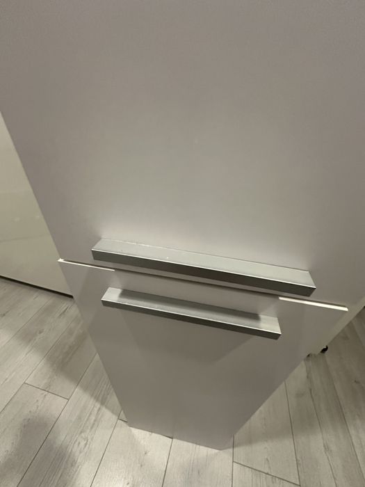 Słupek łazienkowy Nel IV Biały Połysk z drzwiami i koszem