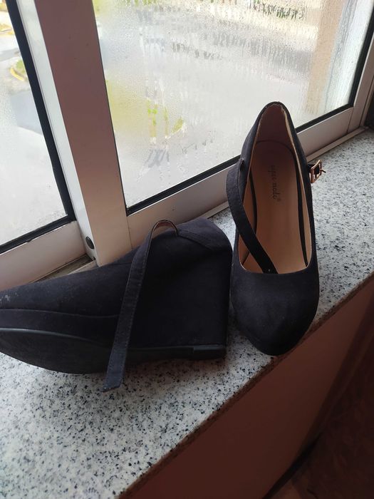 Sapatos altos pretos camurça