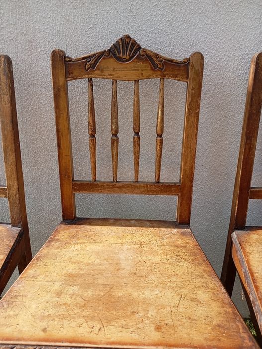 3 cadeiras de madeira antigas.