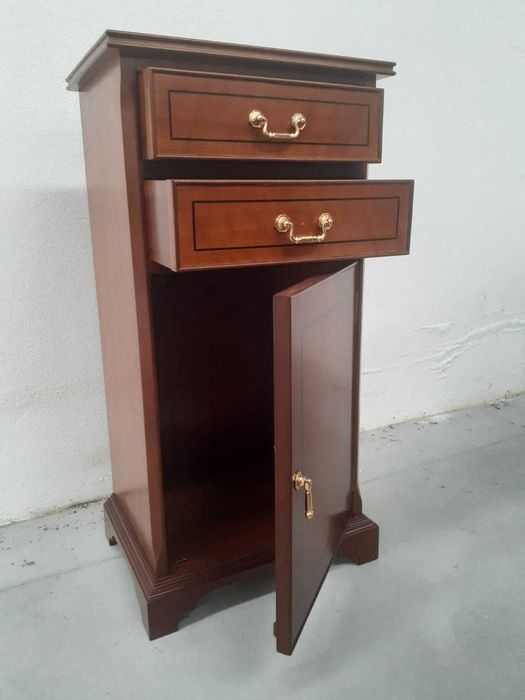 Móvel de Madeira com 2 Gavetas e 1 Porta – Clássico e Elegante