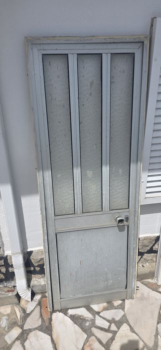 Vendo 2 janelas  em alumínio  e uma porta