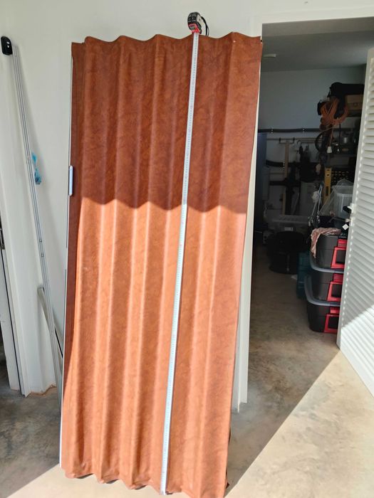 Porta de dobra bonita em couro sintético.