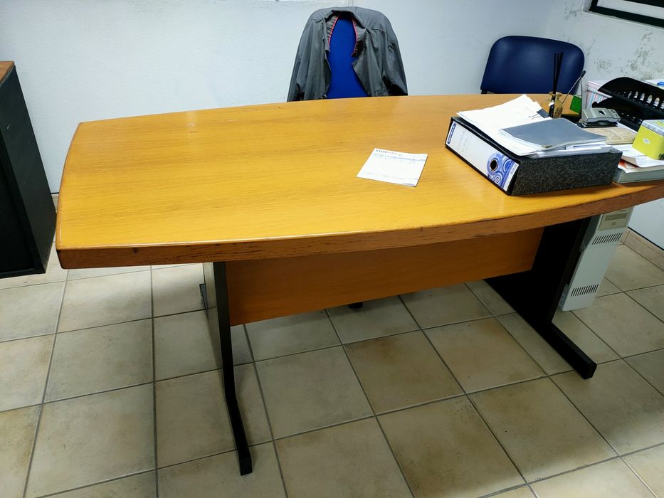 Mesa de escritório com tampo de madeira ,mais 4 cadeiras