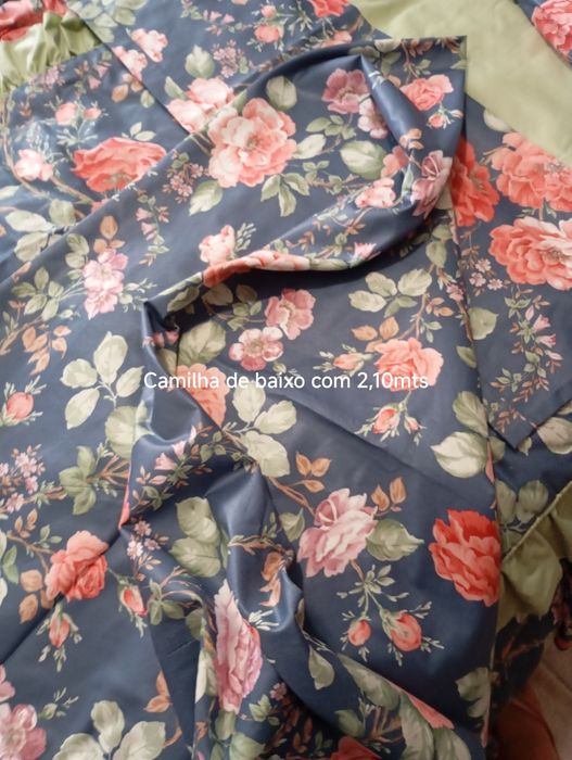 Colcha de casal com almofadas, travesseiros e camilhas. Oferta sanefa